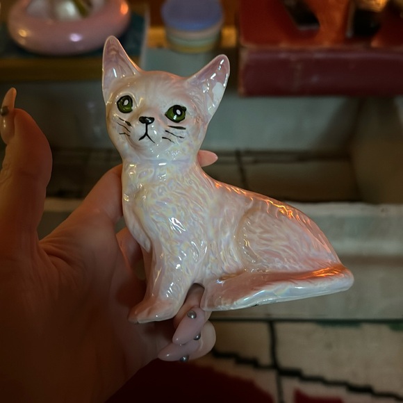 Porcelain white kitty - Picture 1 of 1